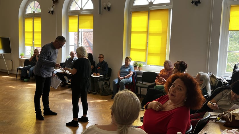 Seniorzy - uczestnicy warsztatów aktorskich w ramach Wrocławskiego Filmowego Centrum Seniora