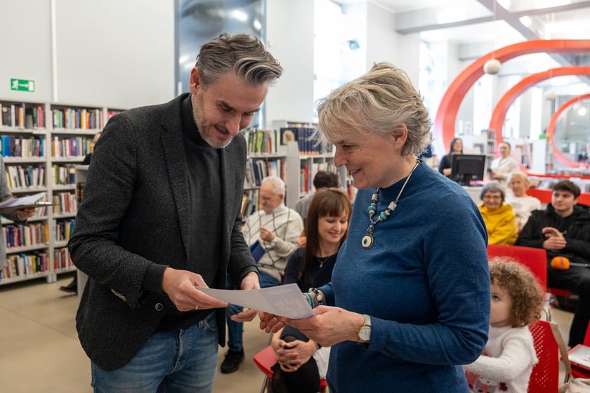 Barbara Chudaszek z dyplomem wręczonym przez Bartłomieja Ciążyńskiego