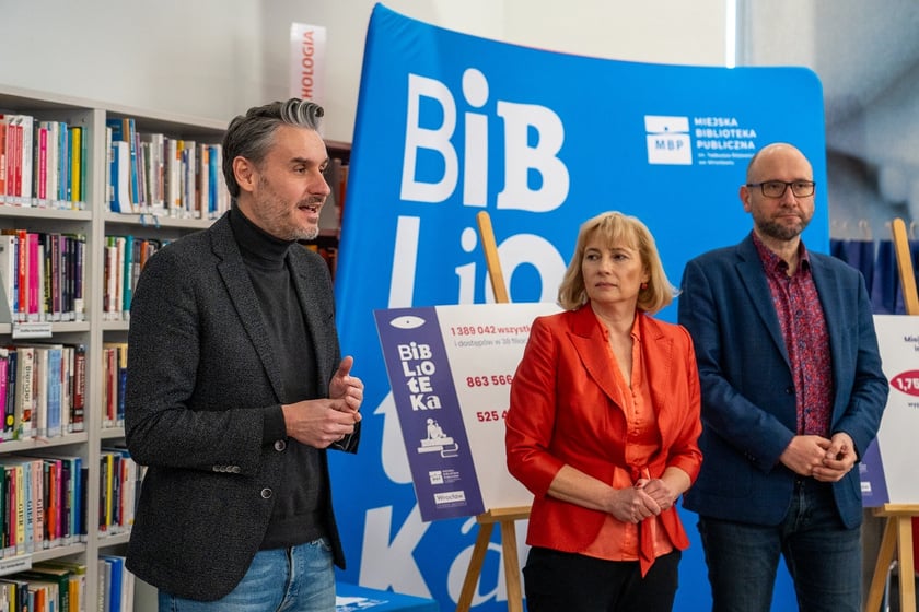 Wiceprezydent Wrocławia Bartłomiej Ciążyński, obok Anna Janus, dyrektor Miejskiej Biblioteki Publicznej