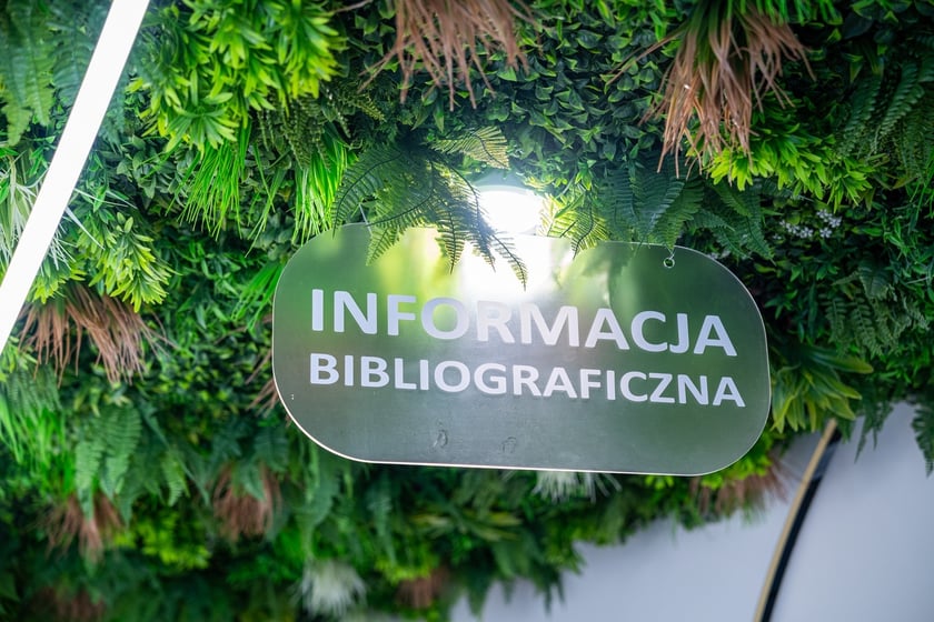 Hol Dolnośląskiej Biblioteki Publicznej w rynku po remoncie