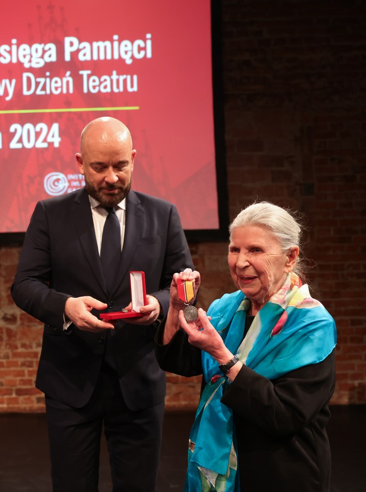 Krzesisława Dubiel&oacute;wna &ndash; tu z medalem Wratislavia Grato Animo &ndash; jest r&oacute;wnież laureatką wielu wrocławskich i og&oacute;lnopolskich nagr&oacute;d. Otrzymała m.in. Nagrodę Prezydenta Wrocławia, Srebrny Krzyż Zasługi, Krzyż Oficerski OOP, Krzyż Kawalerski OOP (2004) czy Złoty Medal &bdquo;Zasłużony Kulturze Gloria Artis&rdquo;.