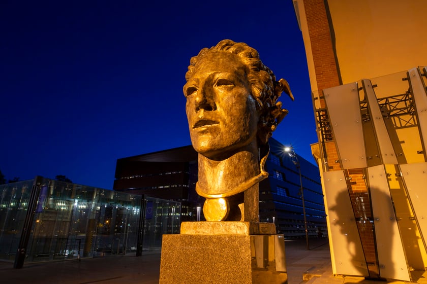 Głowa Orfeusza przed Muzeum Teatru