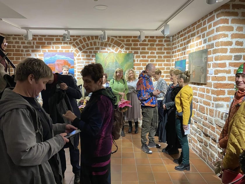 Wernisaż wystawy W inny miejscu w Galerii Brama Wrocławska w Oleśnicy