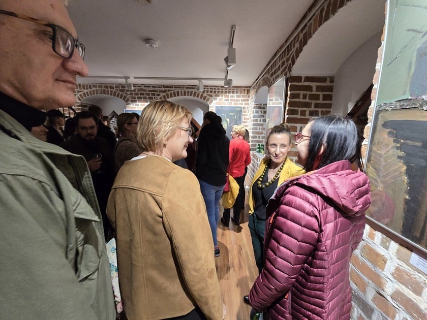 Wernisaż wystawy W inny miejscu w Galerii Brama Wrocławska w Oleśnicy