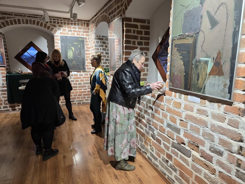Wernisaż wystawy W inny miejscu w Galerii Brama Wrocławska w Oleśnicy