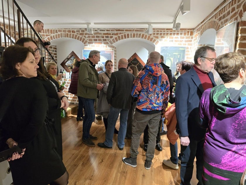 Wernisaż wystawy W inny miejscu w Galerii Brama Wrocławska w Oleśnicy