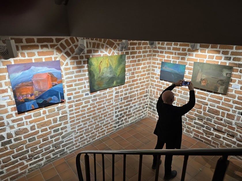Wernisaż wystawy W inny miejscu w Galerii Brama Wrocławska w Oleśnicy