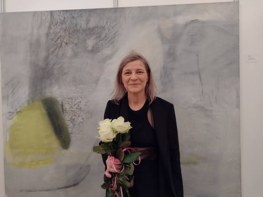 Anna Maria Kramm na tle pracy "Spotkanie nadchodzi", pastel, grafit na pł&oacute;tnie, 200 x 160 cm, 2024
