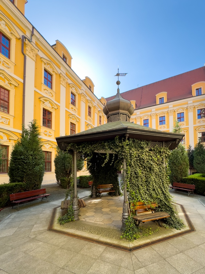 Wirydarz Instytutu Filologicznego Uniwersytetu Wrocławskiego