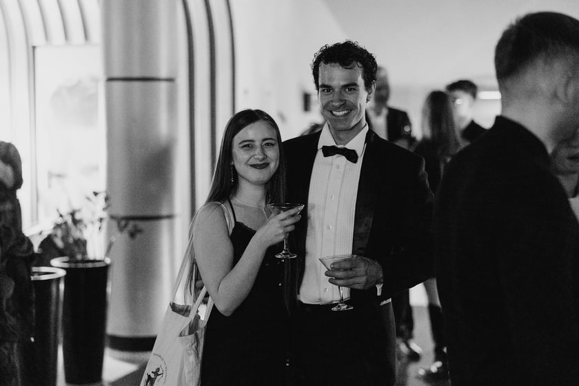 Czarno-biały bal w DCF. Kreacje, w jakich przybyli goście specjalnego pokazu filmu &bdquo;Casablanca&rdquo;