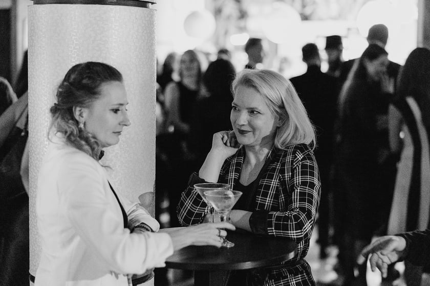 Czarno-biały bal w DCF. Kreacje, w jakich przybyli goście specjalnego pokazu filmu &bdquo;Casablanca&rdquo;