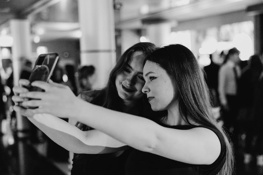 Czarno-biały bal w DCF. Kreacje, w jakich przybyli goście specjalnego pokazu filmu &bdquo;Casablanca&rdquo;