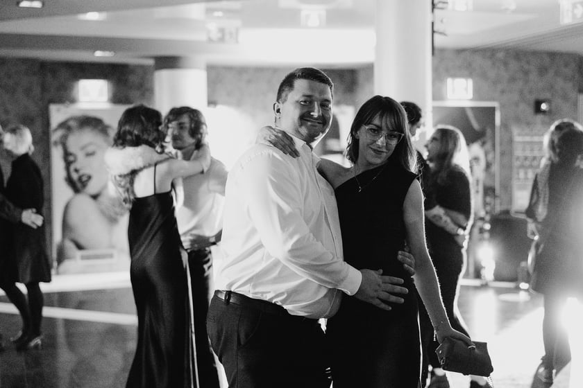 Czarno-biały bal w DCF. Kreacje, w jakich przybyli goście specjalnego pokazu filmu &bdquo;Casablanca&rdquo;