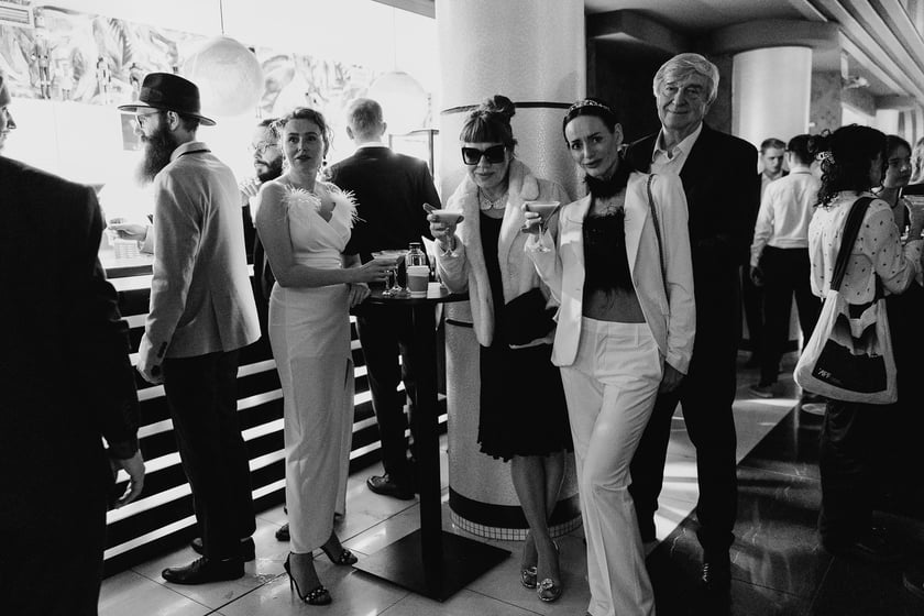 Czarno-biały bal w DCF. Kreacje, w jakich przybyli goście specjalnego pokazu filmu &bdquo;Casablanca&rdquo;
