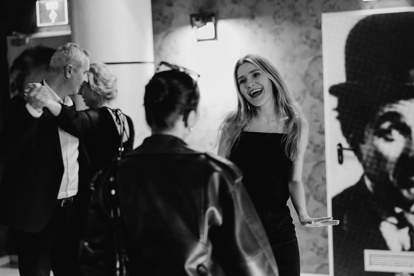 Czarno-biały bal w DCF. Kreacje, w jakich przybyli goście specjalnego pokazu filmu &bdquo;Casablanca&rdquo;