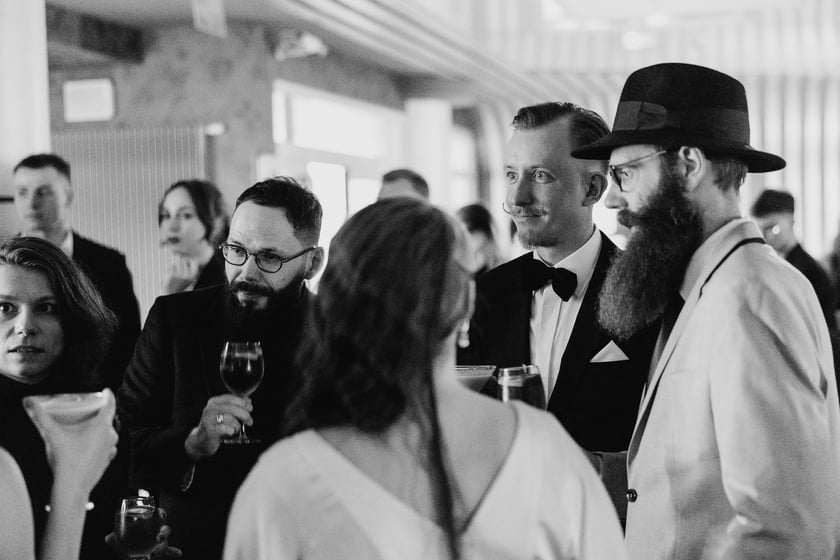 Czarno-biały bal w DCF. Kreacje, w jakich przybyli goście specjalnego pokazu filmu &bdquo;Casablanca&rdquo;