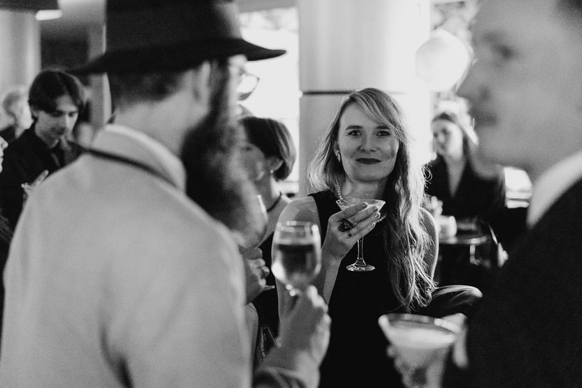 Czarno-biały bal w DCF. Kreacje, w jakich przybyli goście specjalnego pokazu filmu &bdquo;Casablanca&rdquo;