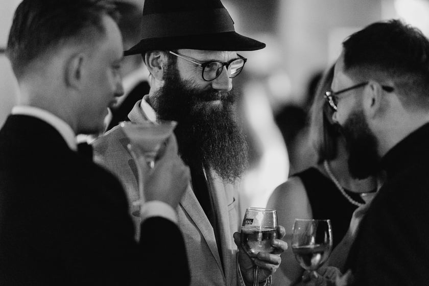 Czarno-biały bal w DCF. Kreacje, w jakich przybyli goście specjalnego pokazu filmu &bdquo;Casablanca&rdquo;