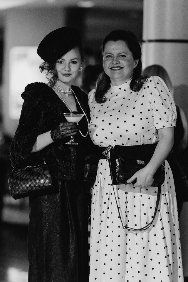 Czarno-biały bal w DCF. Kreacje, w jakich przybyli goście specjalnego pokazu filmu &bdquo;Casablanca&rdquo;