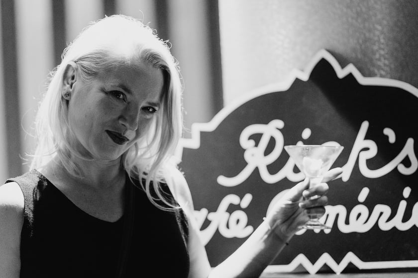 Czarno-biały bal w DCF. Kreacje, w jakich przybyli goście specjalnego pokazu filmu &bdquo;Casablanca&rdquo;