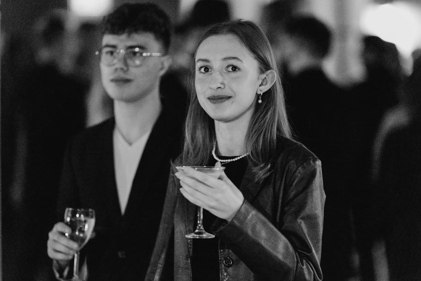 Czarno-biały bal w DCF. Kreacje, w jakich przybyli goście specjalnego pokazu filmu &bdquo;Casablanca&rdquo;