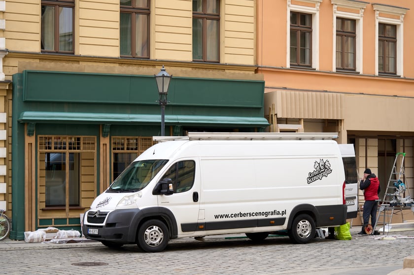 W środę (17 kwietnia) budowano scenografię w okolicach Uniwersytetu Wrocławskiego do najnowszego serialu, który będzie kręcony w stolicy Dolnego Śląska od tego weekendu