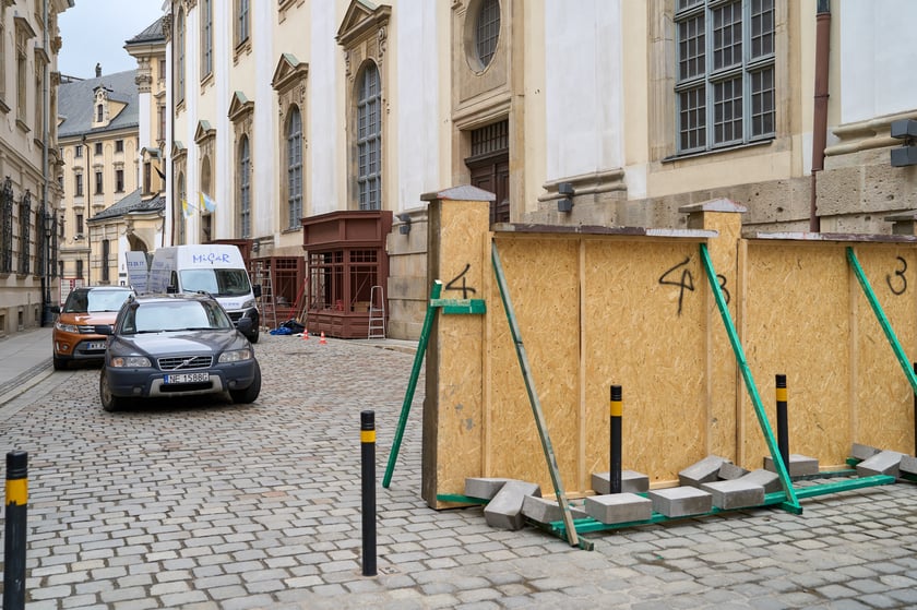 W środę (17 kwietnia) budowano scenografię w okolicach Uniwersytetu Wrocławskiego do najnowszego serialu, który będzie kręcony w stolicy Dolnego Śląska od tego weekendu