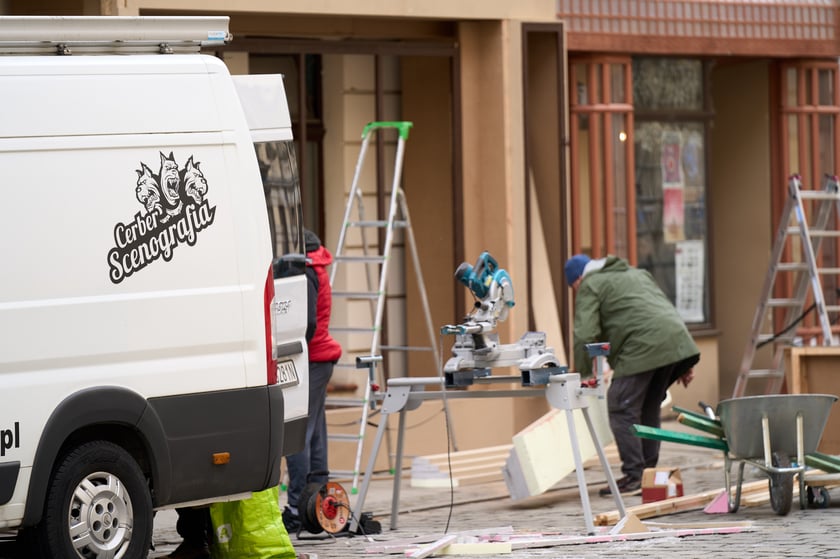 W środę (17 kwietnia) budowano scenografię w okolicach Uniwersytetu Wrocławskiego do najnowszego serialu, który będzie kręcony w stolicy Dolnego Śląska od tego weekendu