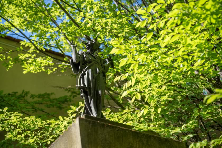 Ogr&oacute;d Ossolineum w pełnej krasie &ndash; figura Chrystusa autorstwa Theodora van Gosena