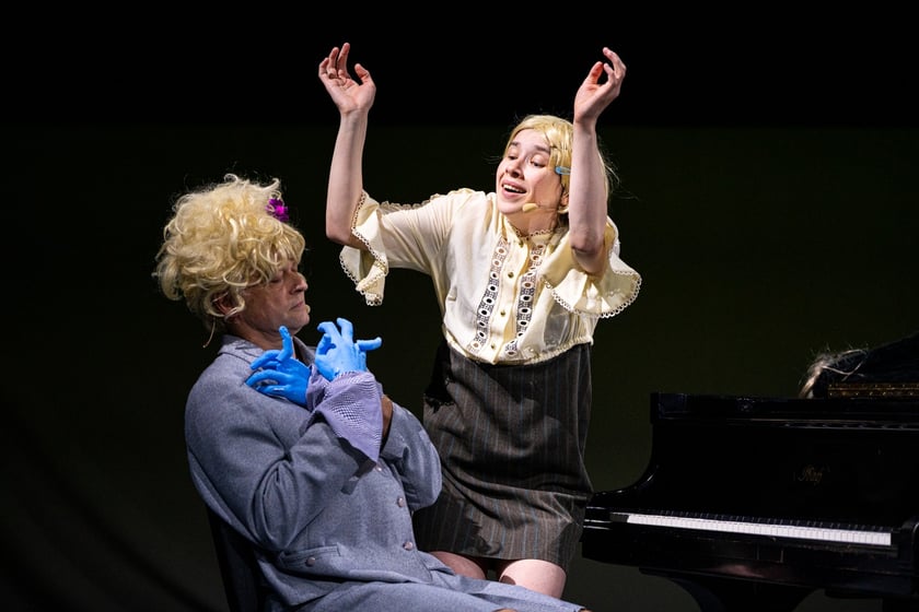 Scena ze spektaklu &bdquo;I love Chopin&rdquo; Wrocławskiego Teatru Pantomimy