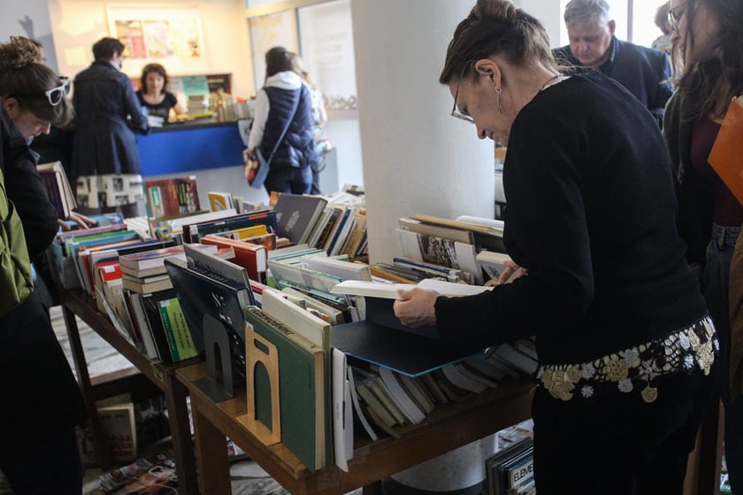 Giełda Książki Bibliotecznej w Dolnośląskiej Bibliotece Publicznej w rynku (pod numerem 58)