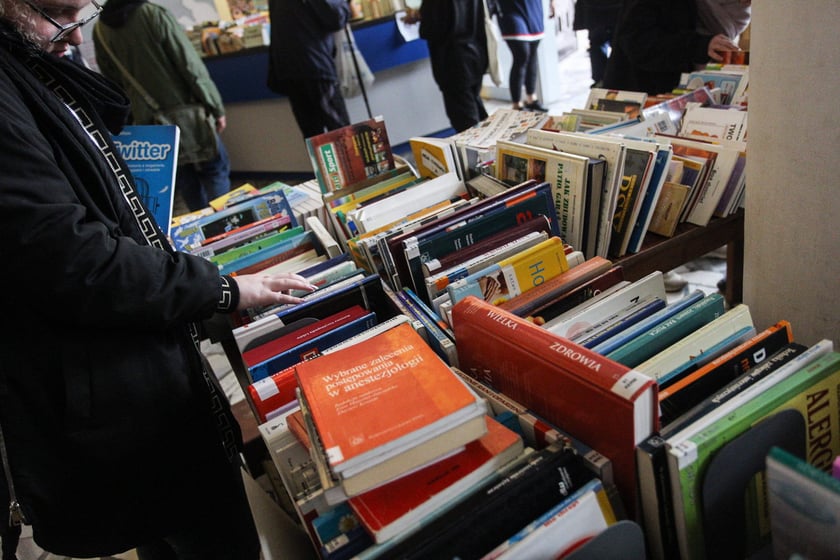 Giełda Książki Bibliotecznej w Dolnośląskiej Bibliotece Publicznej w rynku (pod numerem 58)