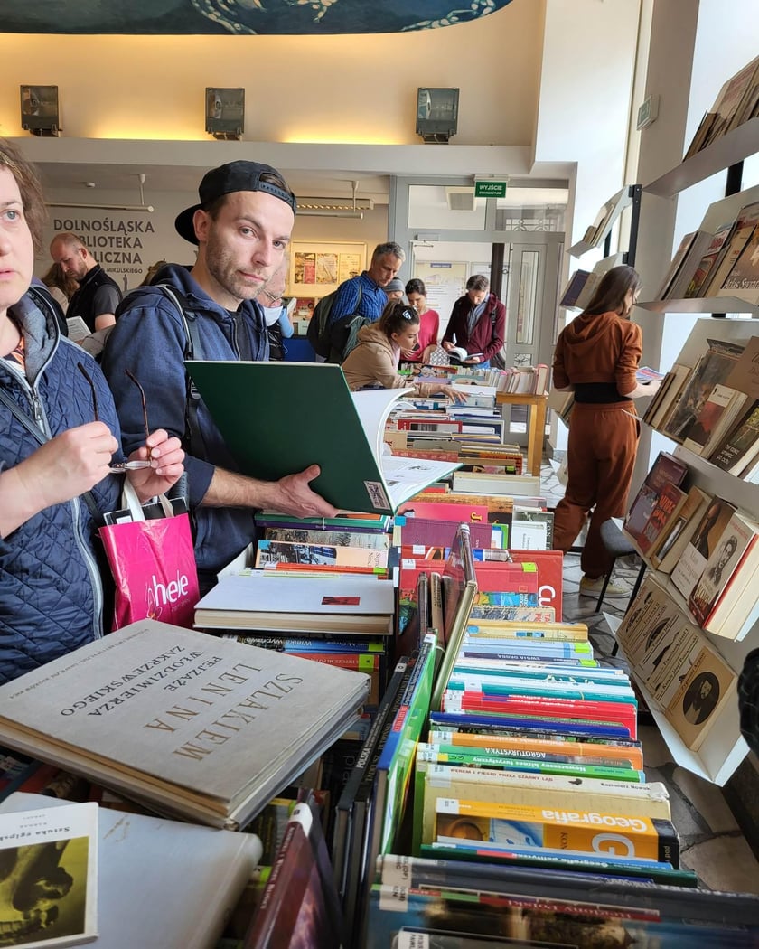 Giełda Książki Bibliotecznej w Dolnośląskiej Bibliotece Publicznej w rynku (pod numerem 58)