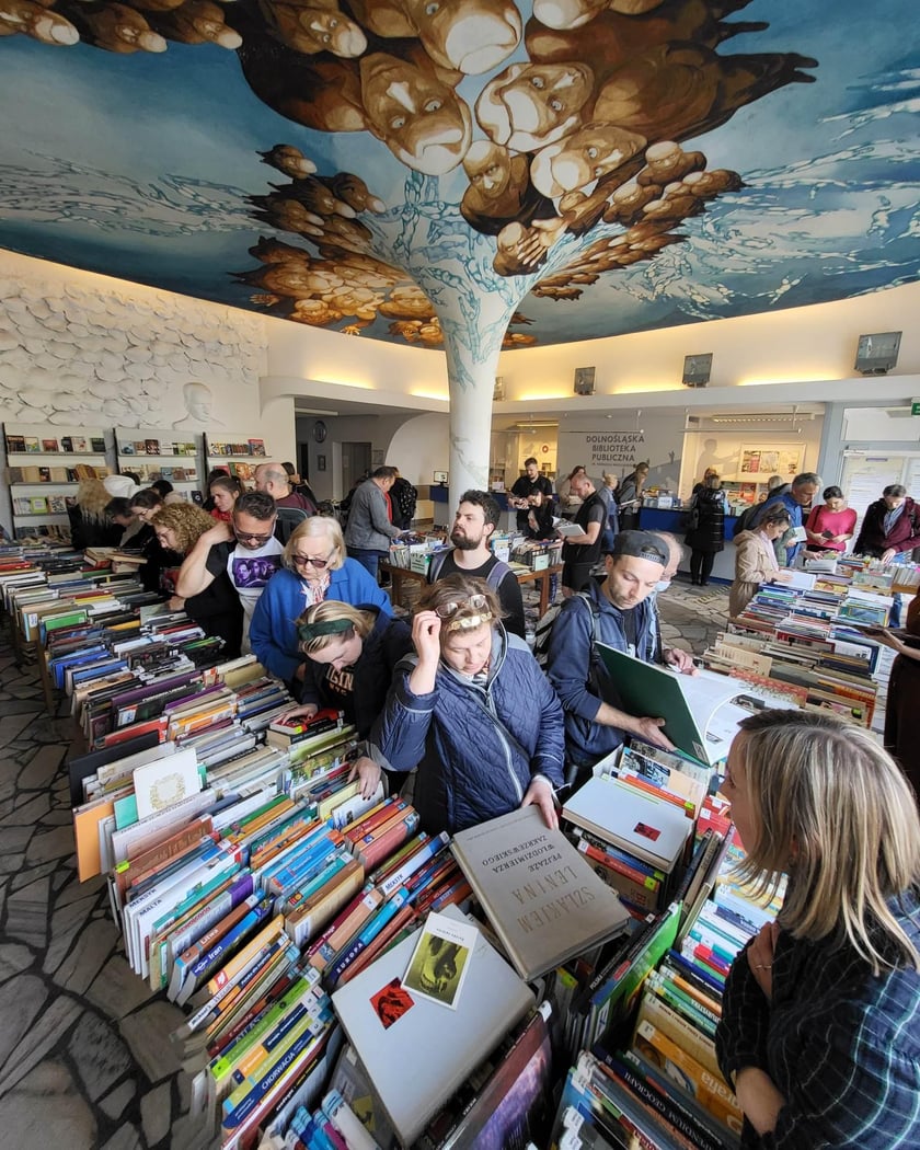 Giełda Książki Bibliotecznej w Dolnośląskiej Bibliotece Publicznej w rynku (pod numerem 58)