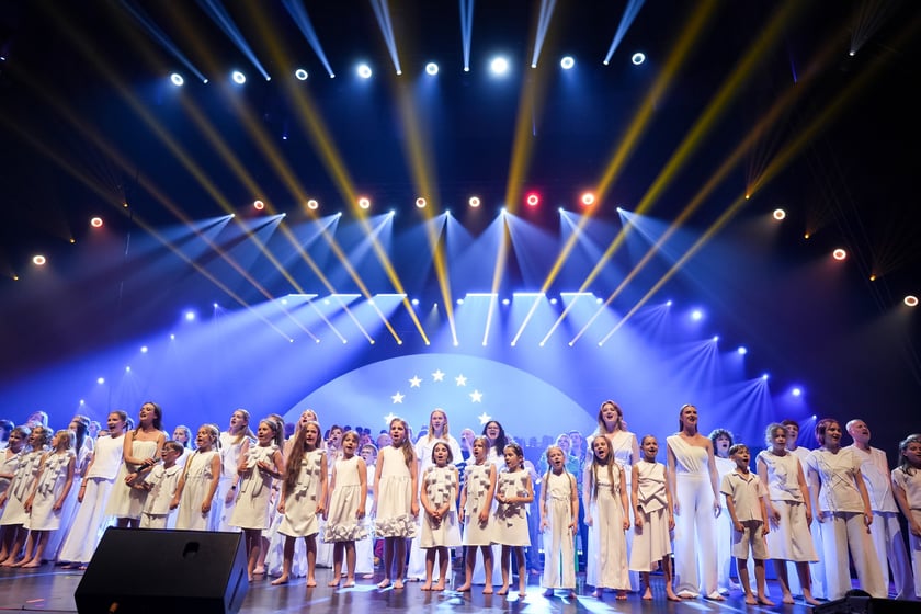 Wielkie show w Hali stulecia. Koncert "Gwiazdozbiór Aniołów. In varietae concordia".