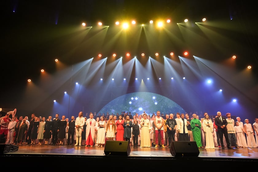 Wielkie show w Hali stulecia. Koncert "Gwiazdozbiór Aniołów. In varietae concordia".