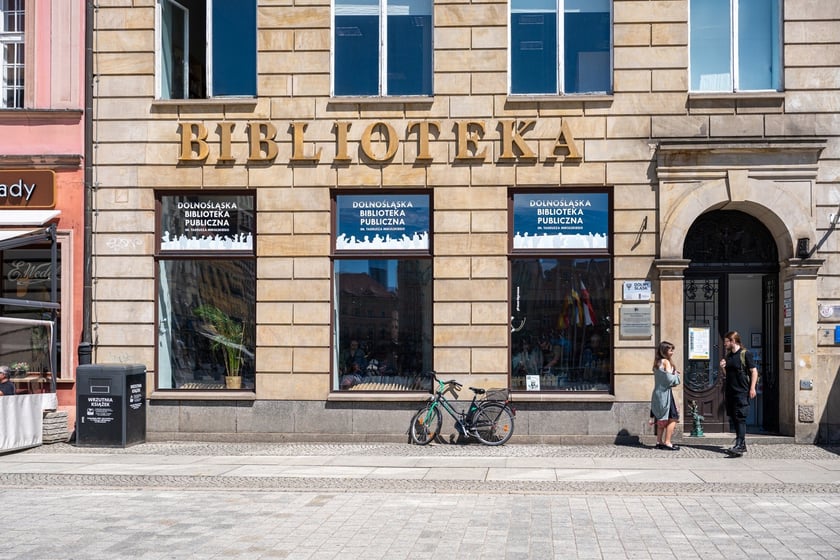 Budynek Dolnośląskiej Biblioteki Publicznej w rynku