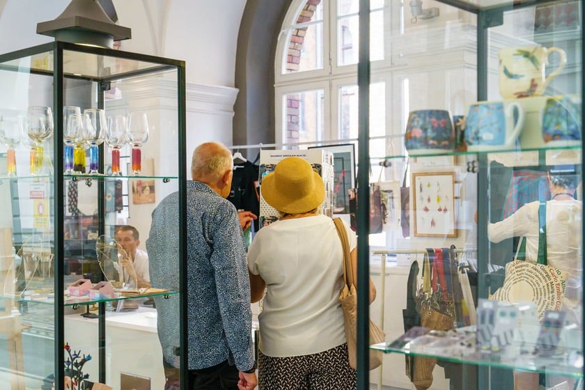 Gadżety w sklepiku Muzeum Narodowego we Wrocławiu