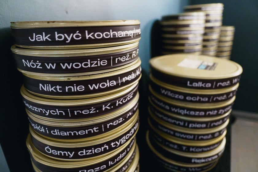 Wystawa 70-lecia Wytw&oacute;rni Film&oacute;w Fabularnych w Muzeum Teatru &ndash; puszki z 70 najsłynniejszymi filmami kręconymi w wytw&oacute;rni
