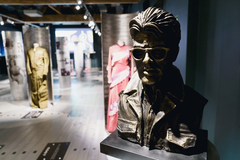 Wystawa 70-lecia Wytw&oacute;rni Film&oacute;w Fabularnych w Muzeum Teatru &ndash; popiersie Zbyszka Cybulskiego