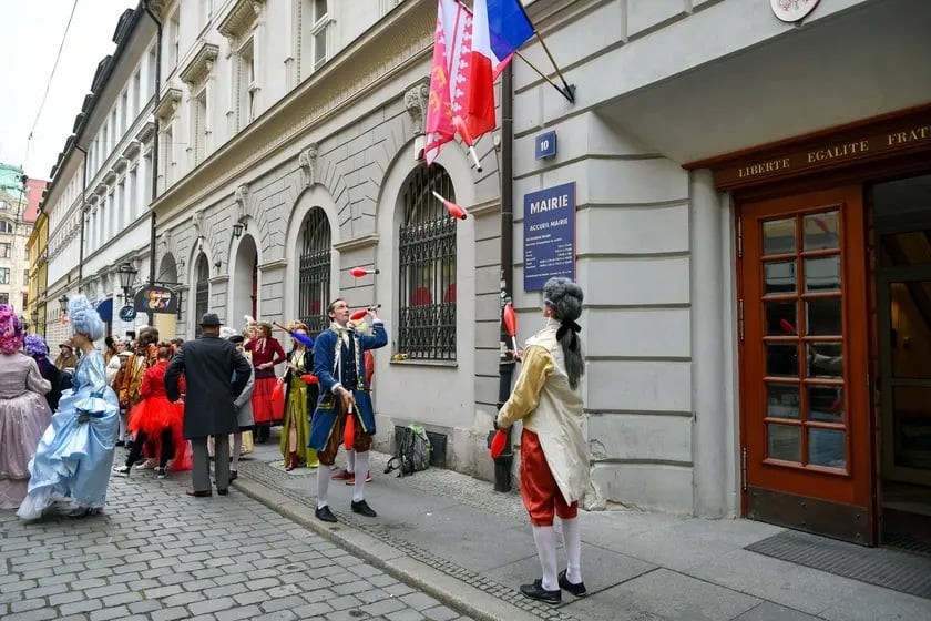 Na zdjęciu przygotowania do sceny z serialu&nbsp;&bdquo;Doppelg&auml;nger. Sobowt&oacute;r&rdquo;, statyści w Sukiennicach