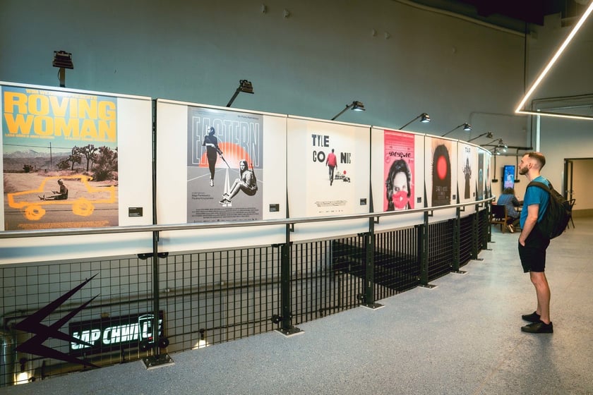 Wystawa plakat&oacute;w filmowych na I pietrze Kina Nowe Horyzonty