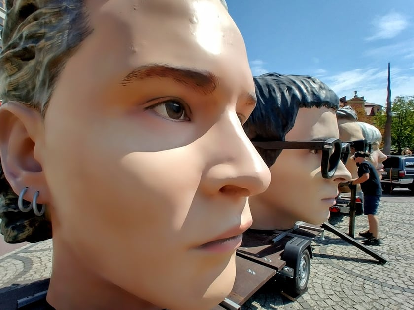 Wielkie głowy gwiazd Męskiego Grania na pl. Solnym
