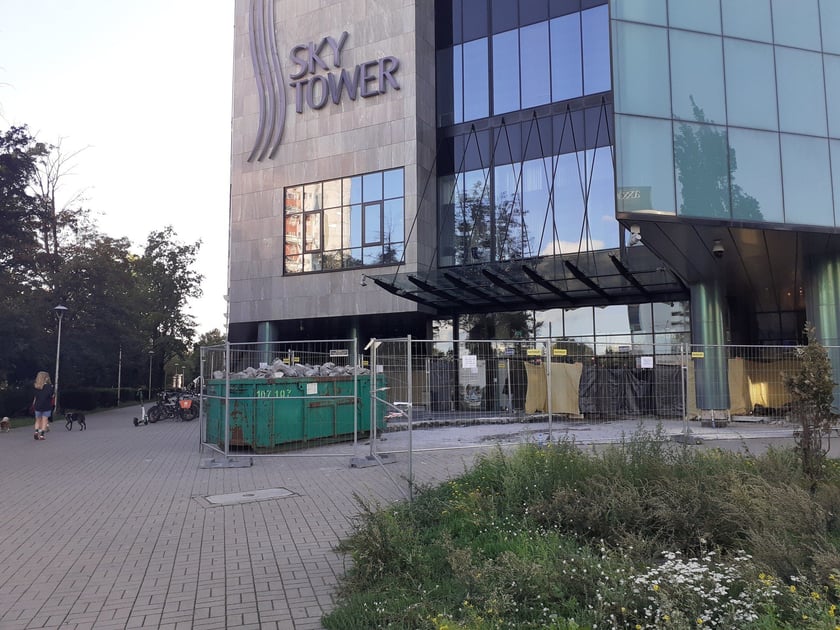 Przed głównym wejściem do budynku Sky Tower, 21 sierpnia 2024
