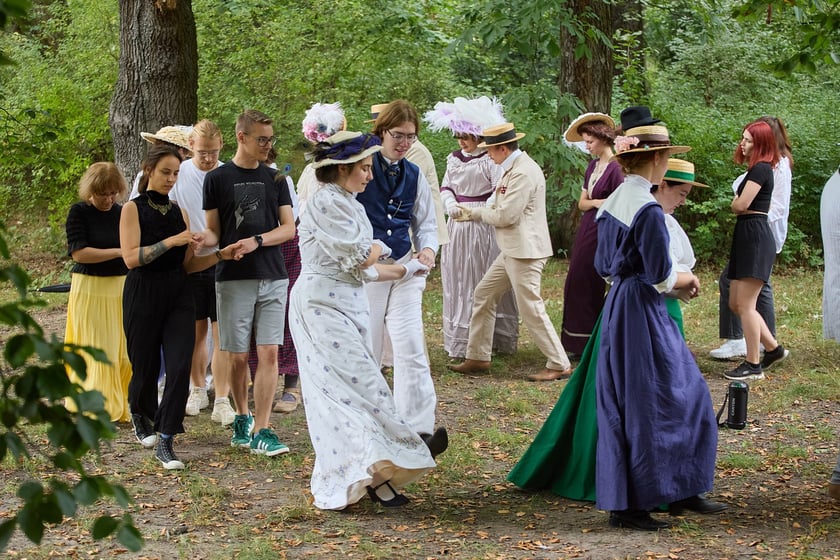 VIII piknik&nbsp;&bdquo;Krynoliny&rdquo; &ndash; Stowarzyszenia Rekonstrukcji Historycznej i Kostiumingu w Parku Południowym
