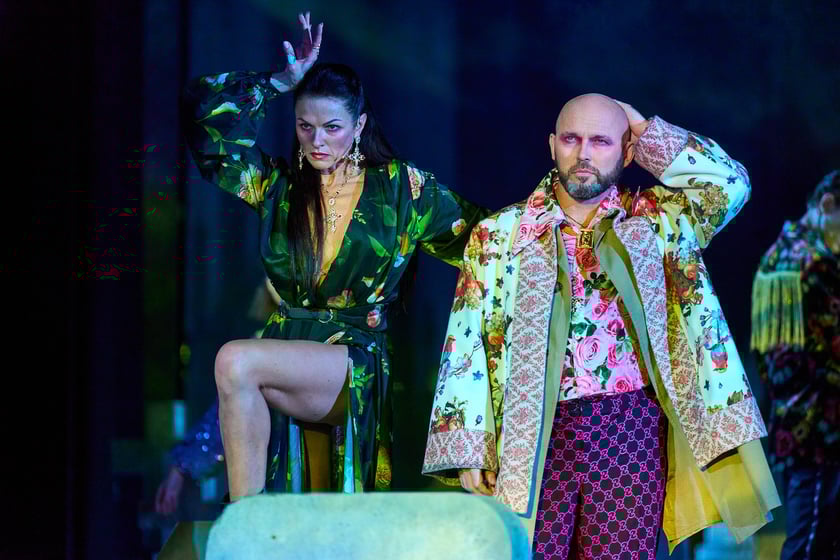 Scena z prologu &bdquo;Romea i Julii&rdquo; w reżyserii Jana Klaty w Teatrze Muzycznym Capitol