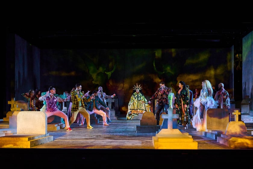 Scena z prologu &bdquo;Romea i Julii&rdquo; w reżyserii Jana Klaty w Teatrze Muzycznym Capitol
