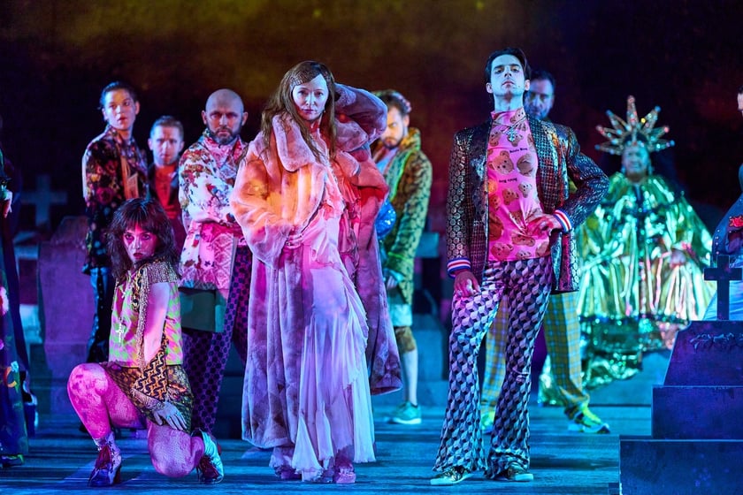 Scena z prologu &bdquo;Romea i Julii&rdquo; w reżyserii Jana Klaty w Teatrze Muzycznym Capitol