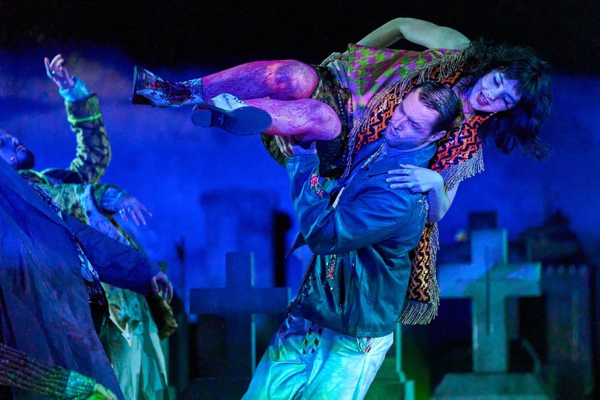 Scena z prologu &bdquo;Romea i Julii&rdquo; w reżyserii Jana Klaty w Teatrze Muzycznym Capitol