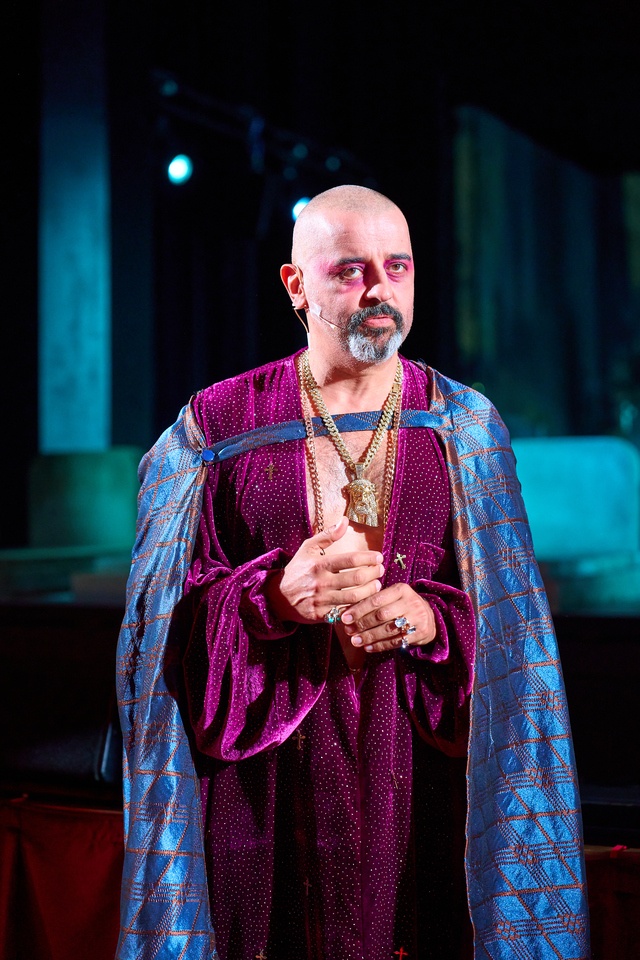 Scena z prologu &bdquo;Romea i Julii&rdquo; w reżyserii Jana Klaty w Teatrze Muzycznym Capitol